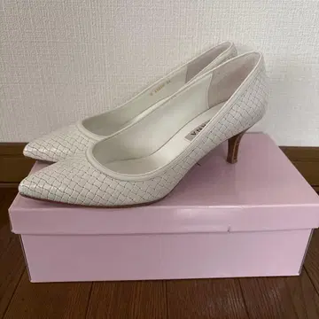 다이애나 메쉬 엠보 펌프스 화이트 24