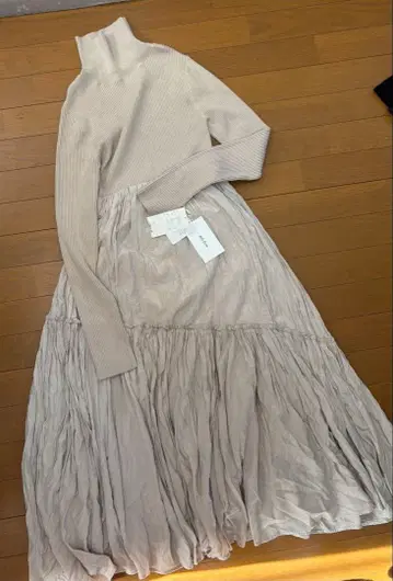 베이지 니트 원피스 프릴