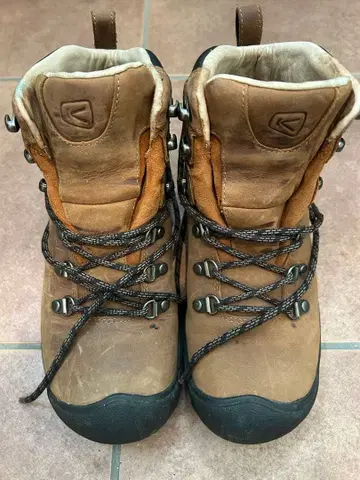 KEEN 등산화 브라운