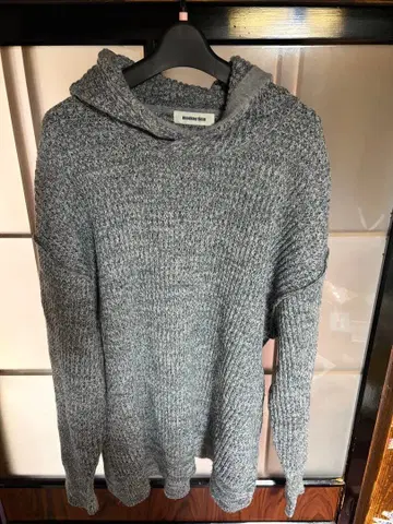 그레이 후드 부착 니트 스웨터