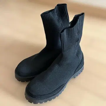 emmi 블랙 니트 슬립온 부츠