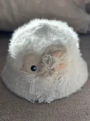 토끼 장식이 달린 모자