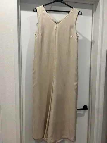 베이지 V넥 슬리브리스 올인원