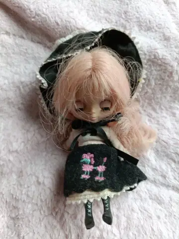 미니 브라이스 인형 핑크색 머리 블랙 의류