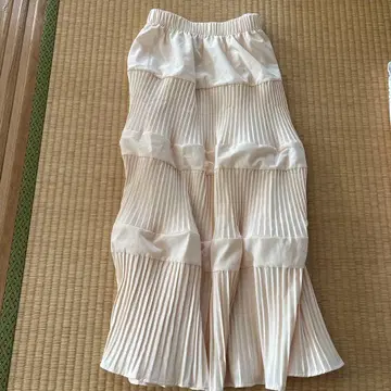 화이트 플리츠 스커트 티어드 디자인