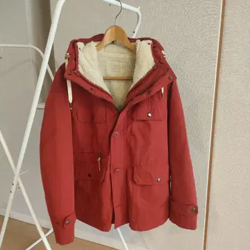 빨간색 후드 부착 마운틴 후드티