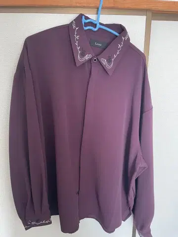 루스 드레이프 트로미 로즈 자수 셔츠 L 사이즈 버건디