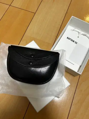 Kaptain Sunshine Round Wallet