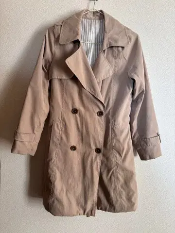 베이지 더블 브레스트 트렌치코트
