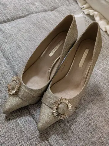 RANDA 비쥬 버클 글리터 펌프스