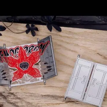 기묘한 이야기 핀 배지