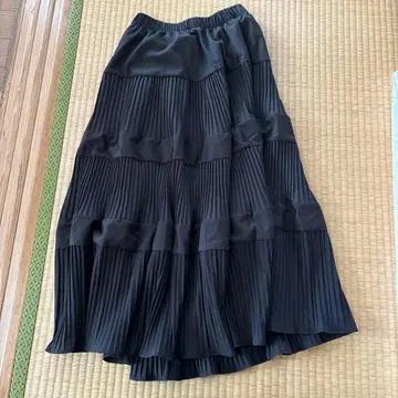 블랙 플리츠 티어드 롱 스커트