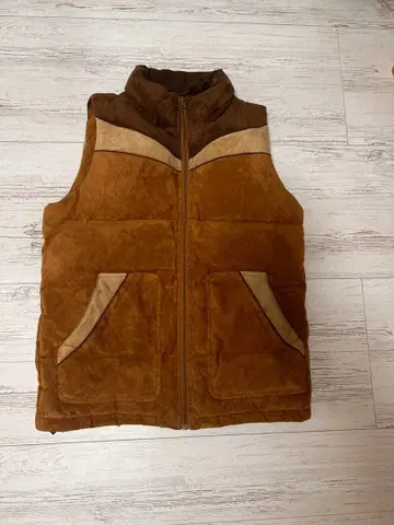 브라운 계열 다운 베스트 지퍼 포함