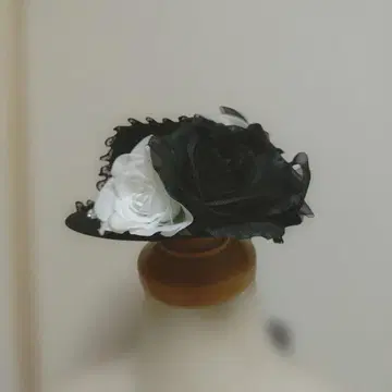 빈티지풍 블랙과 화이트 장미 모자