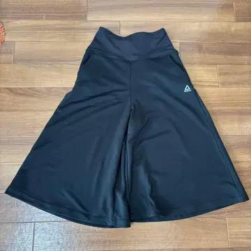 Reebok x MURUA 콜라보레이션 가우초 팬츠