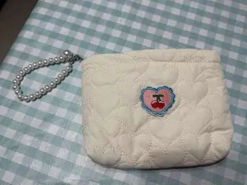 화이트 하트형 퀼팅 파우치