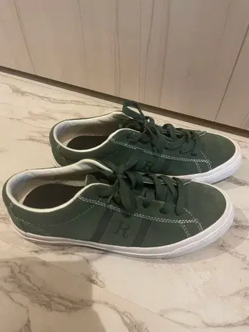 그린 스웨이드 스니커즈 R 자수