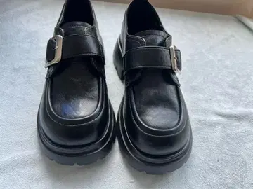 버클 달린 통굽 로퍼 블랙