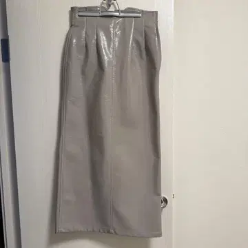 그레이 타이트 스커트 광택 소재