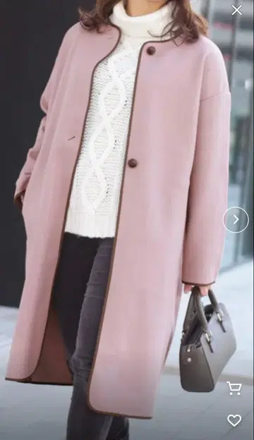 더스티 핑크와 브라운의 얇은 소재 롱 코트