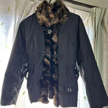 퍼 카라 부착 블랙 자켓