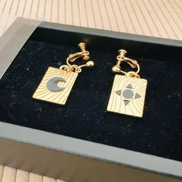 골드 컬러의 갓슈전 셰리 & 코코 귀찌 원화전 굿즈