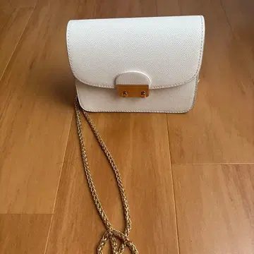 화이트 숄더백 골드 금장 장식