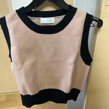 AND COUTURE 슬리브리스 니트 베스트