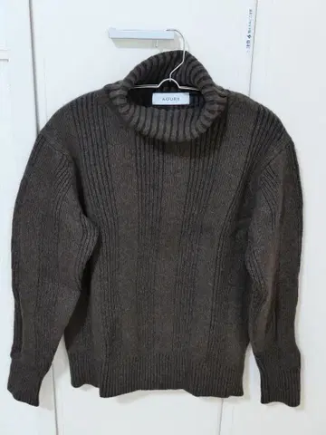 AOURE 브라운 터틀넥 스웨터