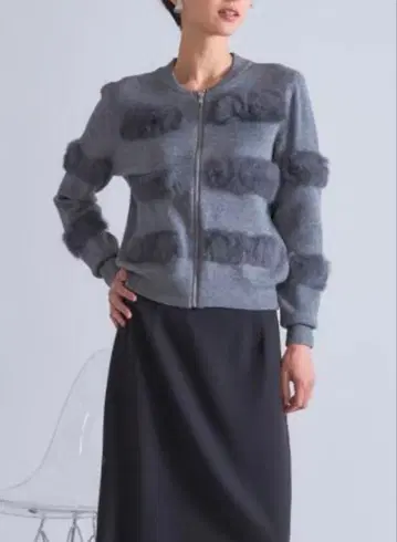 퍼가 달린 그레이 긴팔 가디건