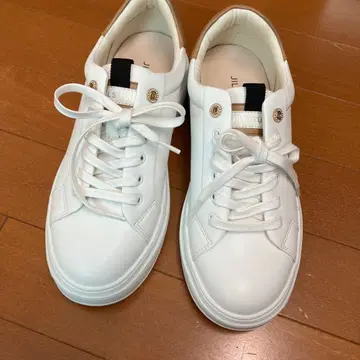 질스튜어트 화이트 스니커즈 23cm