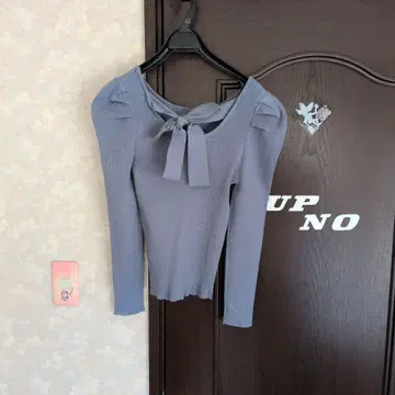 REDYAZEL 리본 포함 오프숄더 스웨터