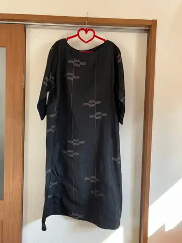 기모노 리메이크, 기하학 패턴의 블랙 무릎 기장 원피스