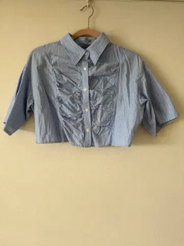 파랑과 화이트 스트라이프 숏 기장 반팔 셔츠 넥타이 포함