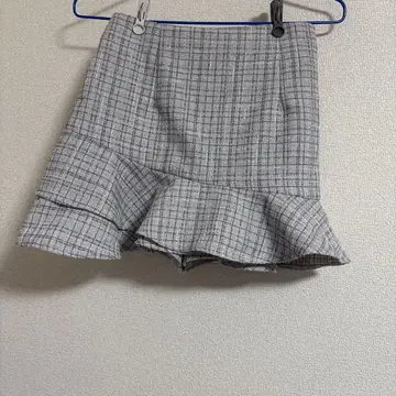 NICE CLAUP 언밸런스 밑단 미니 스커트 그레이 화이트