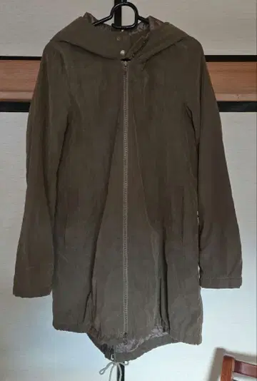 올리브색 후드 부착 모즈 코트 (방한 안감 없음)