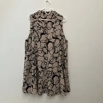 시선당 슬리브리스 튜닉 베이지와 블랙 패턴