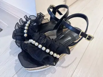 NICE CLAUP 시어 프릴 펄 통굽 샌들