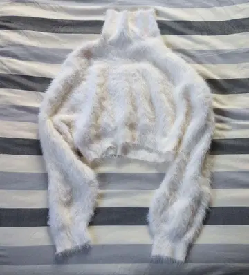 REDYAZEL 화이트 퍼풍 크롭 스웨터