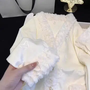 크림색 나비 자수 세레모니 수트