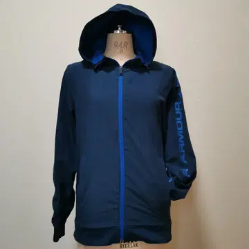 UNDER ARMOUR 후드 부착 네이비 자켓
