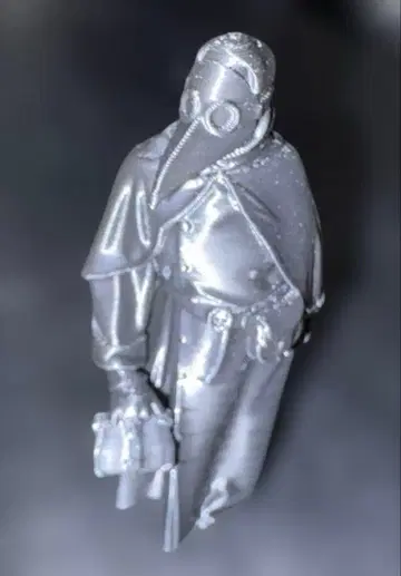 블랙 마스크의 까마귀 코트 차림의 악마적 피규어