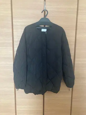 DOUX ARCHIVES 퀼팅 노카라 다운 블랙