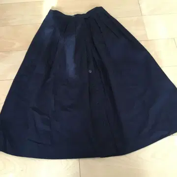 네이비 턱 스커트 앞면 버튼