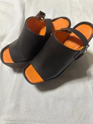 블랙 합성 피혁 플랫폼 샌들