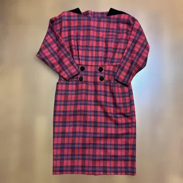 빨간색과 블랙의 레트로 원피스 수트