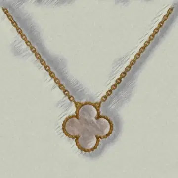 고품질 화이트 쉘 x 골드 금장 장식 클로버형 목걸이