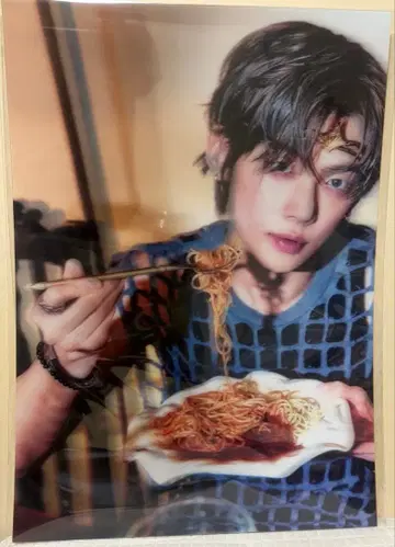 txt holiday 3D 포스터 영준