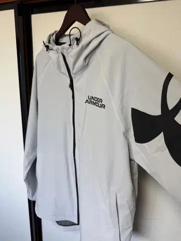언더아머 윈드브레이커