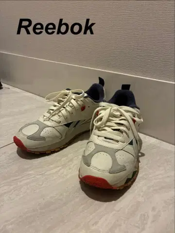 Reebok 화이트 스니커즈